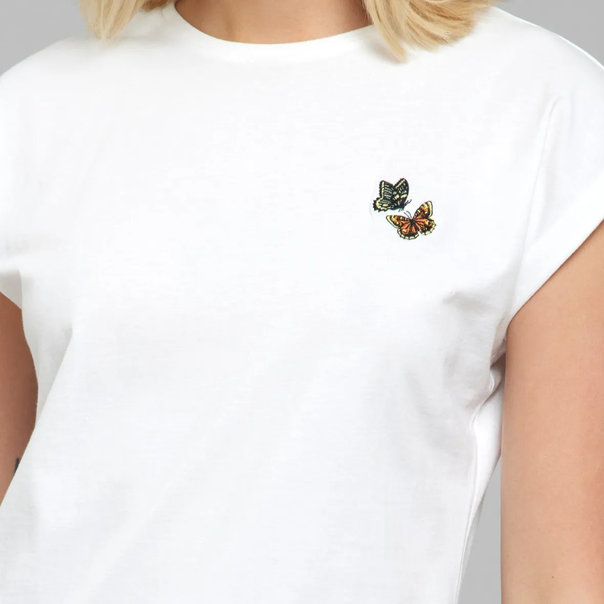 Best Sale T-shirt Visby Flying Butterflies White Women Outlet